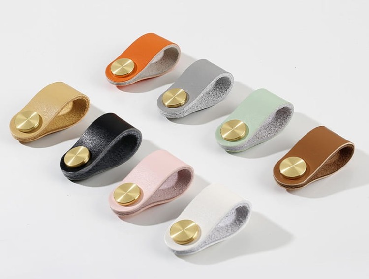 Möbelgriff Alerce – Leder-Schlaufengriff in Schwarz, Weiß, Orange, Rosa, Grau, Braun und Pastellgrün. 1-Loch-Montage oder 96 mm Lochabstand, Boho- und Skandi-Stil, ideal für Kindermöbel – egriffe.at
