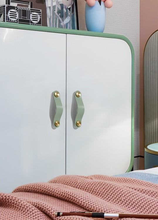 Möbelgriff Alerce – Leder-Schlaufengriff in Schwarz, Weiß, Orange, Rosa, Grau, Braun und Pastellgrün. 1-Loch-Montage oder 96 mm Lochabstand, Boho- und Skandi-Stil, ideal für Kindermöbel – egriffe.at