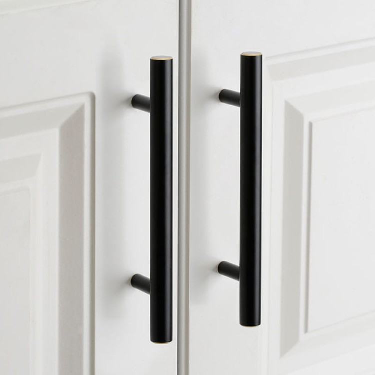 Möbelgriff Poza – T-Bar-Griff in Schwarz oder Gold, im industriellen und modernen Stil. Ideal für Küchenmöbel, Schubladen und Kommoden, erhältlich als T-Bar sowie in 96, 128 und 160 mm – egriffe.at