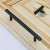 Möbelgriff Poza – T-Bar-Griff in Schwarz oder Gold, im industriellen und modernen Stil. Ideal für Küchenmöbel, Schubladen und Kommoden, erhältlich als T-Bar sowie in 96, 128 und 160 mm – egriffe.at