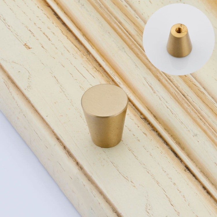 Möbelknopf Luiz – konischer Knopf in Messing oder schwarzem Messing, erhältlich in zwei Größen: klein und groß. Ideal für Schubladen, Kommoden, Vitrinen, Küchen- und Badschränke – egriffe.at