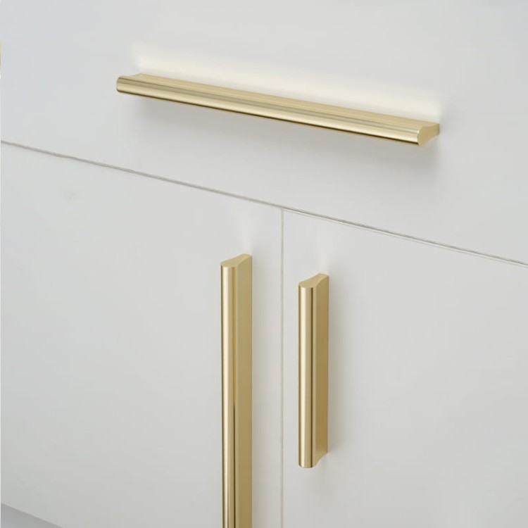 Möbelgriff Anta – schlichter Frontmontage-Griff in Schwarz und gebürstetem Gold, Größen 96, 128, 192, 320, 576 und 960 mm. Modern für Küchenmöbel, Kommoden, Schränke und Bäder – egriffe.at