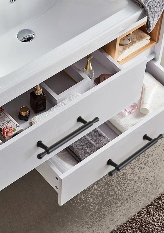 Möbelgriff Grava – T-Bar-Griff in Mattschwarz oder glänzendem Gold, erhältlich als Knopf sowie in 96, 128 und 192 mm. Ideal für Küchenschränke, Kommoden und Garderoben – egriffe.at