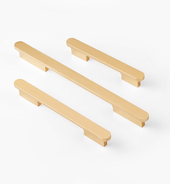 Möbelgriff Novo – klassischer Aufsatzgriff in Schwarz oder gebürstetem Gold, Größen 96–768 mm. Im modernen Glamour-Stil, für Küchenschränke, Kommoden und Schreibtische – egriffe.at