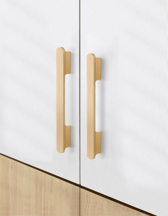 Möbelgriff Novo – klassischer Aufsatzgriff in Schwarz oder gebürstetem Gold, Größen 96–768 mm. Im modernen Glamour-Stil, für Küchenschränke, Kommoden und Schreibtische – egriffe.at