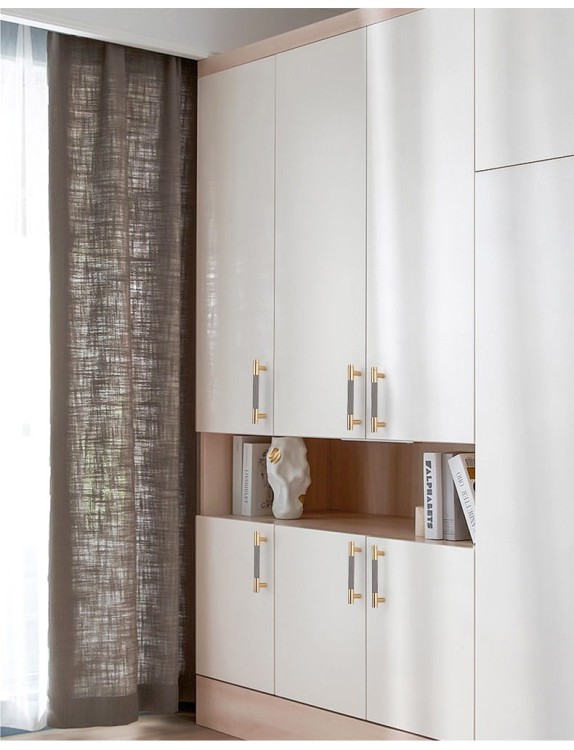 Möbelgriff Laure – goldener Leistengriff mit passendem Knopf und gerändelter Industrial-Oberfläche. Als Knopf sowie in 96, 128 und 256 mm erhältlich, ideal für Küchen-, Bad- und Büromöbel, Schränke und Schubladen – egriffe.at