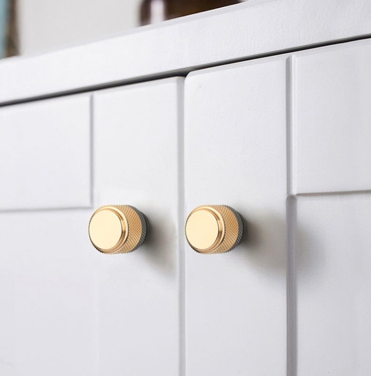 Möbelgriff Laure – goldener Leistengriff mit passendem Knopf und gerändelter Industrial-Oberfläche. Als Knopf sowie in 96, 128 und 256 mm erhältlich, ideal für Küchen-, Bad- und Büromöbel, Schränke und Schubladen – egriffe.at