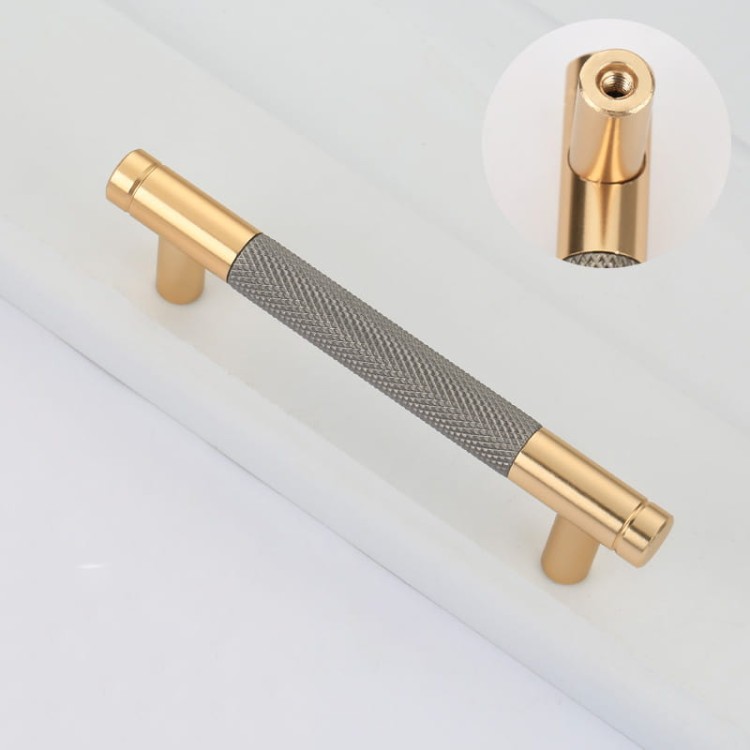 Möbelgriff Laure – goldener Leistengriff mit passendem Knopf und gerändelter Industrial-Oberfläche. Als Knopf sowie in 96, 128 und 256 mm erhältlich, ideal für Küchen-, Bad- und Büromöbel, Schränke und Schubladen – egriffe.at