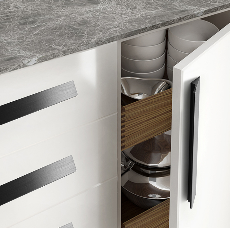 Möbelgriff Fargo – Kantengriff in gebürstetem Gold, gebürstetem Schwarz und gebürstetem Grau. Größen 96, 128, 192, 320 und 800 mm, im Loft-, Modern-, Skandi- und Industrial-Stil – egriffe.at