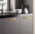 Möbelgriff Fargo – Kantengriff in gebürstetem Gold, gebürstetem Schwarz und gebürstetem Grau. Größen 96, 128, 192, 320 und 800 mm, im Loft-, Modern-, Skandi- und Industrial-Stil – egriffe.at