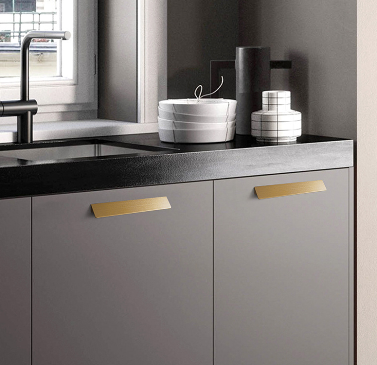 Möbelgriff Fargo – Kantengriff in gebürstetem Gold, gebürstetem Schwarz und gebürstetem Grau. Größen 96, 128, 192, 320 und 800 mm, im Loft-, Modern-, Skandi- und Industrial-Stil – egriffe.at