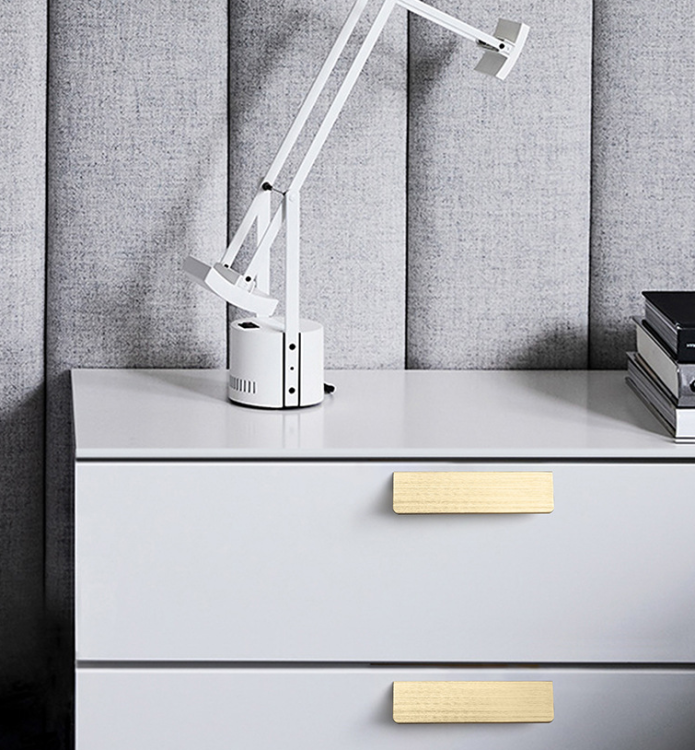 Möbelgriff Fargo – Kantengriff in gebürstetem Gold, gebürstetem Schwarz und gebürstetem Grau. Größen 96, 128, 192, 320 und 800 mm, im Loft-, Modern-, Skandi- und Industrial-Stil – egriffe.at