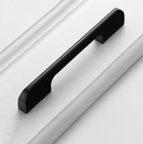 Möbelgriff Largo – moderner, loftiger und minimalistischer Griff in Schwarz oder Champagnergold. Größen 128, 192, 256, 320 und 800 mm. Ideal für Küchen- und Badmöbel, Kommoden, Schränke und Garderoben – egriffe.at