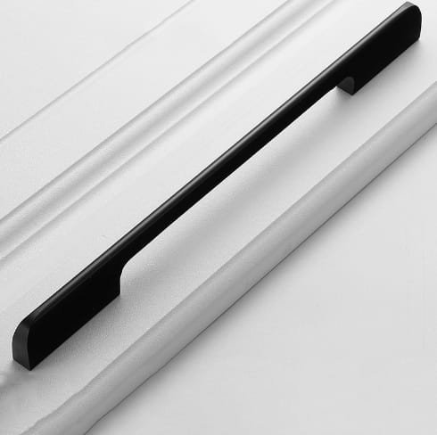 Möbelgriff Largo – moderner, loftiger und minimalistischer Griff in Schwarz oder Champagnergold. Größen 128, 192, 256, 320 und 800 mm. Ideal für Küchen- und Badmöbel, Kommoden, Schränke und Garderoben – egriffe.at