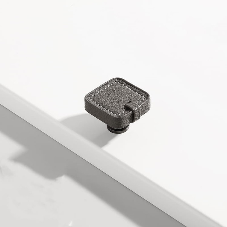 Möbelgriff Museo – dekorativer Ledergriff mit runden und quadratischen Knöpfen in Schwarz, Braun, Grau und Weiß. Als Knopf sowie in 96 und 128 mm erhältlich. Ideal für Küchen- und Badmöbel – egriffe.at