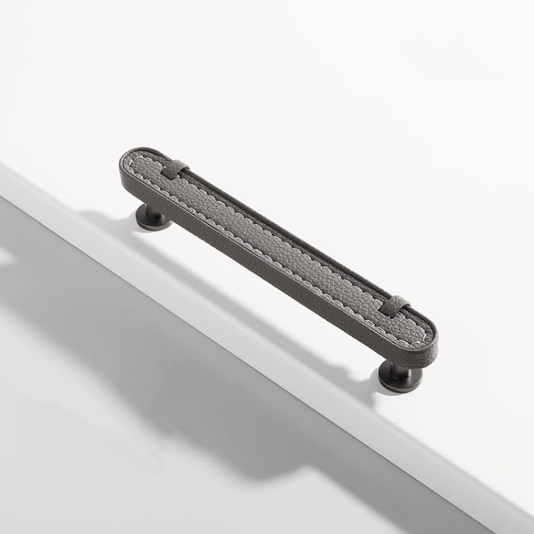 Möbelgriff Museo – dekorativer Ledergriff mit runden und quadratischen Knöpfen in Schwarz, Braun, Grau und Weiß. Als Knopf sowie in 96 und 128 mm erhältlich. Ideal für Küchen- und Badmöbel – egriffe.at
