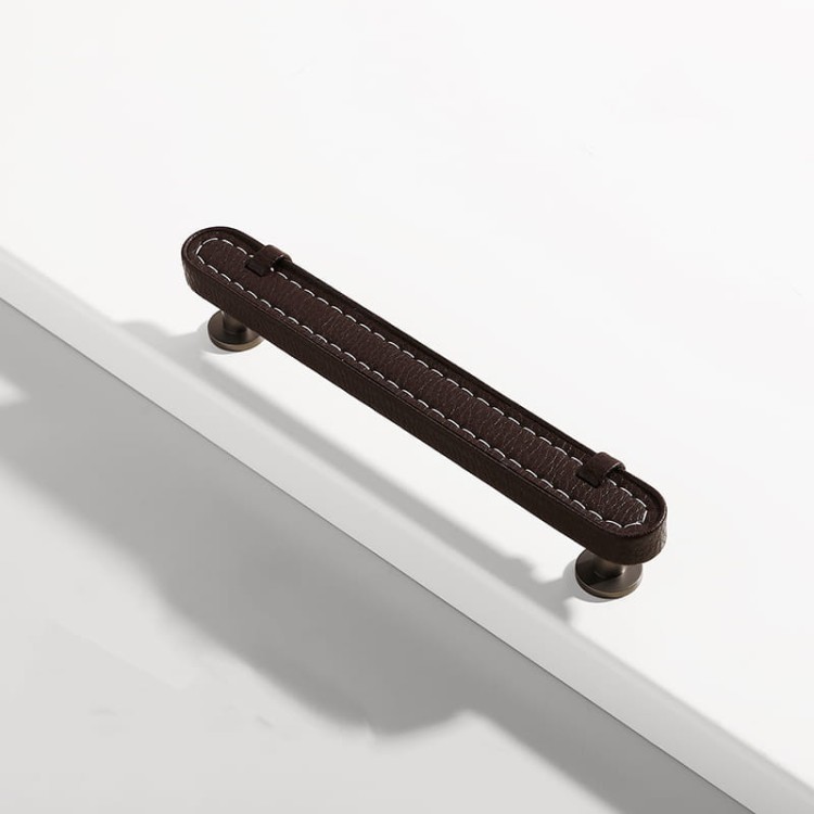 Möbelgriff Museo – dekorativer Ledergriff mit runden und quadratischen Knöpfen in Schwarz, Braun, Grau und Weiß. Als Knopf sowie in 96 und 128 mm erhältlich. Ideal für Küchen- und Badmöbel – egriffe.at