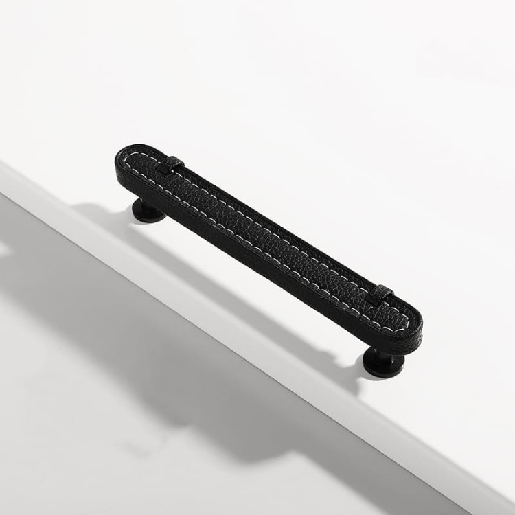 Möbelgriff Museo – dekorativer Ledergriff mit runden und quadratischen Knöpfen in Schwarz, Braun, Grau und Weiß. Als Knopf sowie in 96 und 128 mm erhältlich. Ideal für Küchen- und Badmöbel – egriffe.at