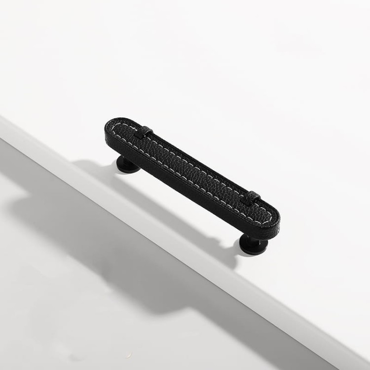 Möbelgriff Museo – dekorativer Ledergriff mit runden und quadratischen Knöpfen in Schwarz, Braun, Grau und Weiß. Als Knopf sowie in 96 und 128 mm erhältlich. Ideal für Küchen- und Badmöbel – egriffe.at