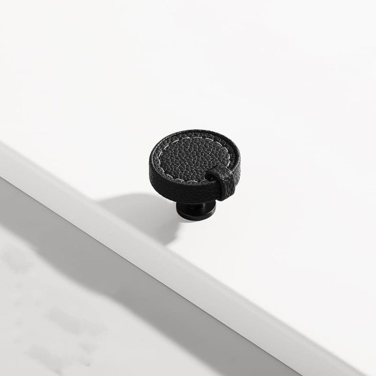 Möbelgriff Museo – dekorativer Ledergriff mit runden und quadratischen Knöpfen in Schwarz, Braun, Grau und Weiß. Als Knopf sowie in 96 und 128 mm erhältlich. Ideal für Küchen- und Badmöbel – egriffe.at