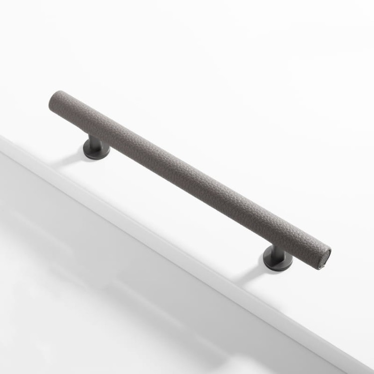 Möbelgriff Finca – moderner T-Bar-Griff im Loft-, Skandi- und Vintage-Stil in Schwarz, Grau, Braun und Weiß. Als Knopf sowie in 96 und 128 mm erhältlich. Ideal für Küchen, Kommoden und Kleiderschränke – egriffe.at