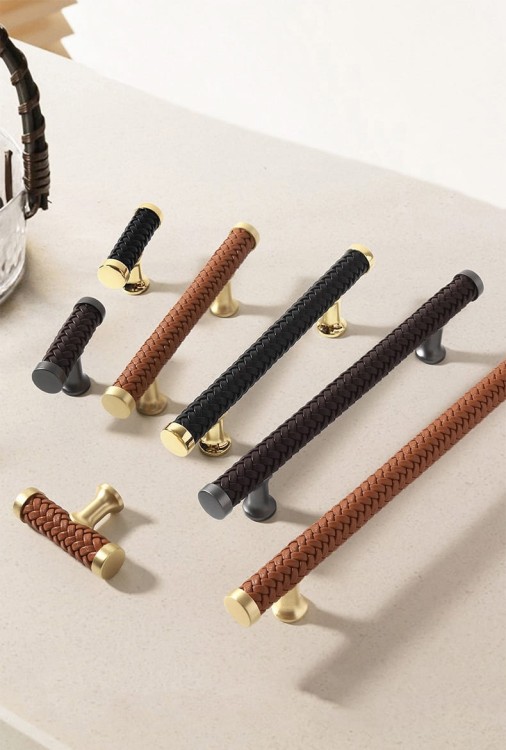 Möbelgriff Amaga – auffälliger geflochtener Griff in Schwarz, Braun und Hellbraun. Erhältlich als T-Bar-Knopf sowie in 76, 96, 128, 192 und 320 mm. Ideal für Küchenmöbel, Kommoden und Schränke – egriffe.at