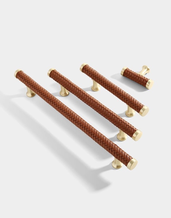 Möbelgriff Amaga – auffälliger geflochtener Griff in Schwarz, Braun und Hellbraun. Erhältlich als T-Bar-Knopf sowie in 76, 96, 128, 192 und 320 mm. Ideal für Küchenmöbel, Kommoden und Schränke – egriffe.at