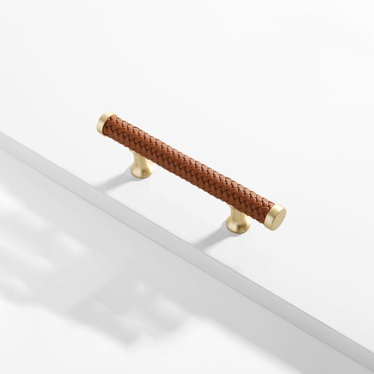 Möbelgriff Amaga – auffälliger geflochtener Griff in Schwarz, Braun und Hellbraun. Erhältlich als T-Bar-Knopf sowie in 76, 96, 128, 192 und 320 mm. Ideal für Küchenmöbel, Kommoden und Schränke – egriffe.at
