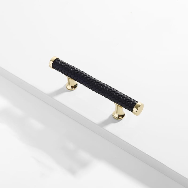 Möbelgriff Amaga – auffälliger geflochtener Griff in Schwarz, Braun und Hellbraun. Erhältlich als T-Bar-Knopf sowie in 76, 96, 128, 192 und 320 mm. Ideal für Küchenmöbel, Kommoden und Schränke – egriffe.at