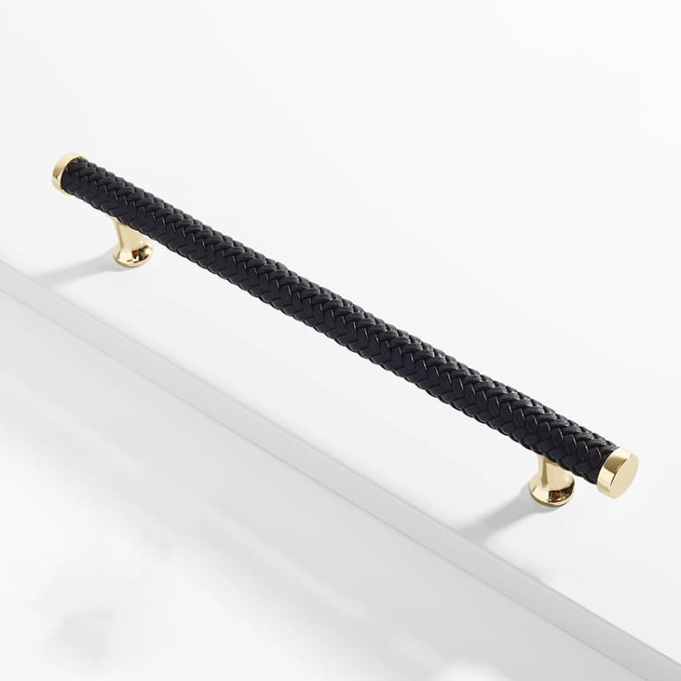 Möbelgriff Amaga – auffälliger geflochtener Griff in Schwarz, Braun und Hellbraun. Erhältlich als T-Bar-Knopf sowie in 76, 96, 128, 192 und 320 mm. Ideal für Küchenmöbel, Kommoden und Schränke – egriffe.at