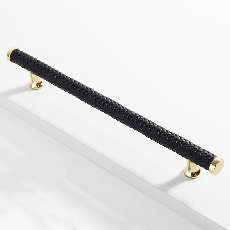 Möbelgriff Amaga – auffälliger geflochtener Griff in Schwarz, Braun und Hellbraun. Erhältlich als T-Bar-Knopf sowie in 76, 96, 128, 192 und 320 mm. Ideal für Küchenmöbel, Kommoden und Schränke – egriffe.at