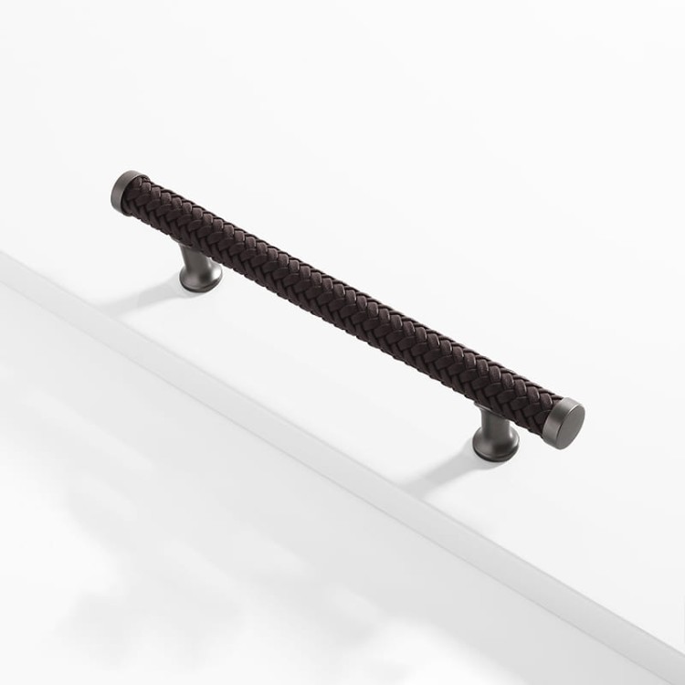 Möbelgriff Amaga – auffälliger geflochtener Griff in Schwarz, Braun und Hellbraun. Erhältlich als T-Bar-Knopf sowie in 76, 96, 128, 192 und 320 mm. Ideal für Küchenmöbel, Kommoden und Schränke – egriffe.at
