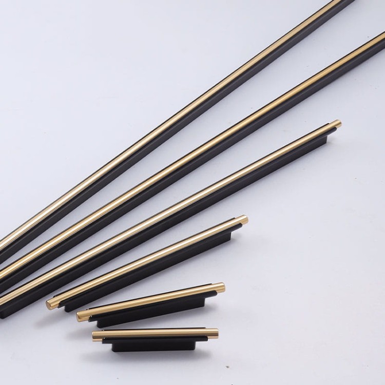 Möbelgriff Carao – schwarzer Griff mit dekorativem Goldelement im modernen, industriellen und eleganten Stil. Erhältlich in 64, 96, 128, 160, 320 und 448 mm. Ideal für Küchenfronten und Wohnzimmermöbel – egriffe.at
