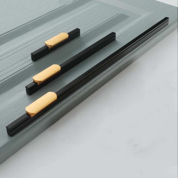 Möbelgriff Arada – moderner linearer Griff in Schwarz mit goldener Einlage, erhältlich in 96, 128, 160, 192, 320, 546 und 960 mm. Ideal für Küchenschränke, Schubladen und hohe Möbelfronten – egriffe.at