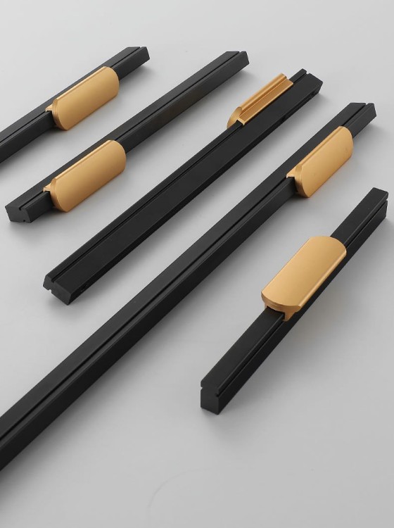 Möbelgriff Arada – moderner linearer Griff in Schwarz mit goldener Einlage, erhältlich in 96, 128, 160, 192, 320, 546 und 960 mm. Ideal für Küchenschränke, Schubladen und hohe Möbelfronten – egriffe.at