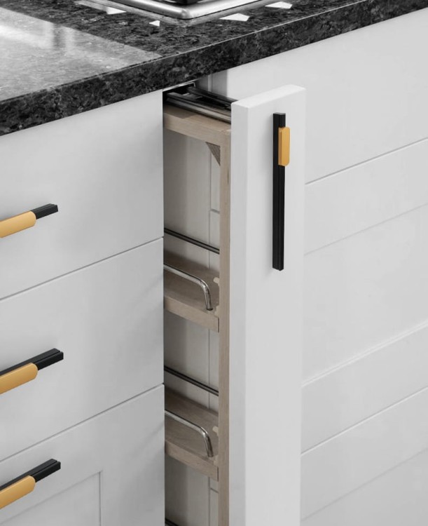 Möbelgriff Arada – moderner linearer Griff in Schwarz mit goldener Einlage, erhältlich in 96, 128, 160, 192, 320, 546 und 960 mm. Ideal für Küchenschränke, Schubladen und hohe Möbelfronten – egriffe.at