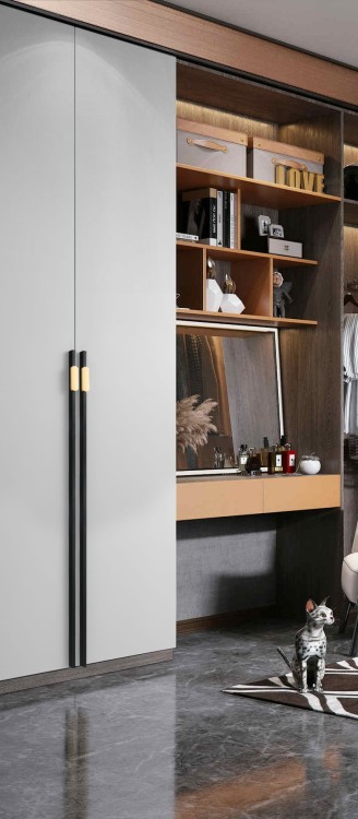 Möbelgriff Arada – moderner linearer Griff in Schwarz mit goldener Einlage, erhältlich in 96, 128, 160, 192, 320, 546 und 960 mm. Ideal für Küchenschränke, Schubladen und hohe Möbelfronten – egriffe.at