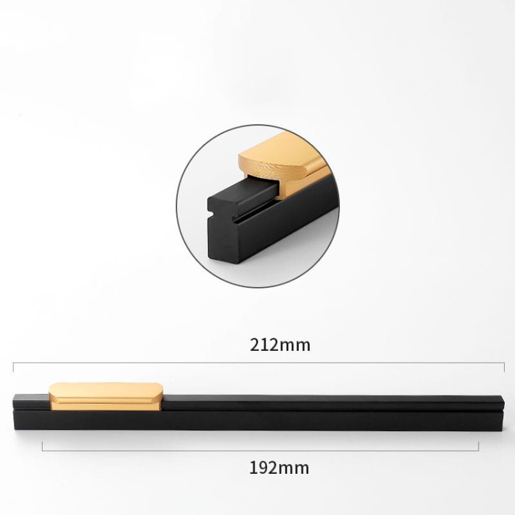 Möbelgriff Arada – moderner linearer Griff in Schwarz mit goldener Einlage, erhältlich in 96, 128, 160, 192, 320, 546 und 960 mm. Ideal für Küchenschränke, Schubladen und hohe Möbelfronten – egriffe.at