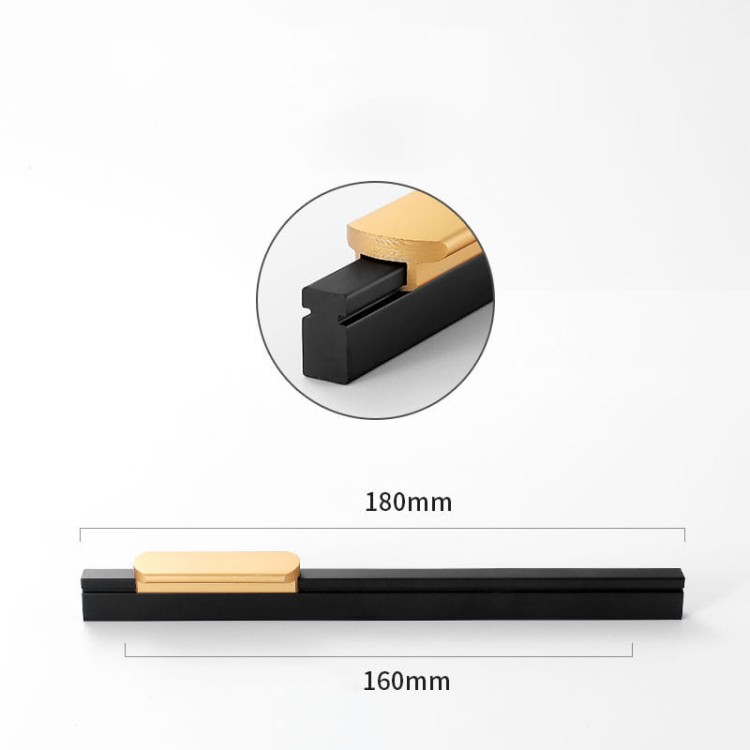 Möbelgriff Arada – moderner linearer Griff in Schwarz mit goldener Einlage, erhältlich in 96, 128, 160, 192, 320, 546 und 960 mm. Ideal für Küchenschränke, Schubladen und hohe Möbelfronten – egriffe.at