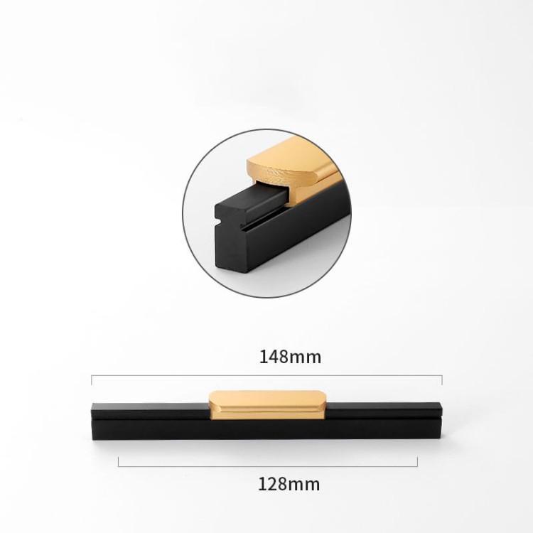 Möbelgriff Arada – moderner linearer Griff in Schwarz mit goldener Einlage, erhältlich in 96, 128, 160, 192, 320, 546 und 960 mm. Ideal für Küchenschränke, Schubladen und hohe Möbelfronten – egriffe.at