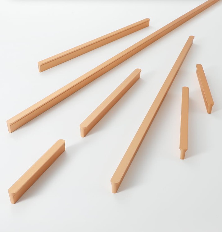 Möbelgriff Avalos – schlichter linearer Griff in Schwarz oder gebürstetem Gold. Modern, erhältlich in 96, 128, 160, 320, 546 und 960 mm – egriffe.at