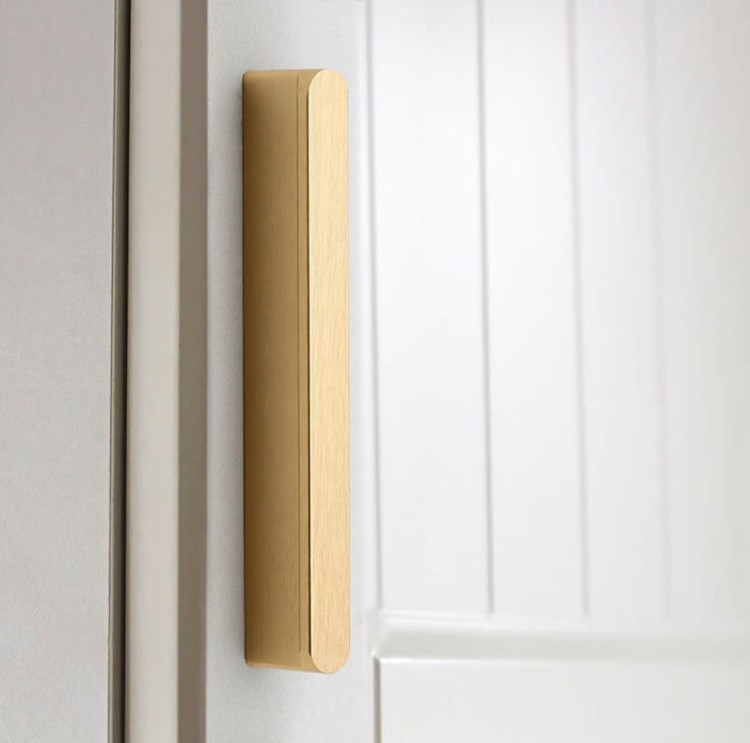 Möbelgriff Avalos – schlichter linearer Griff in Schwarz oder gebürstetem Gold. Modern, erhältlich in 96, 128, 160, 320, 546 und 960 mm – egriffe.at