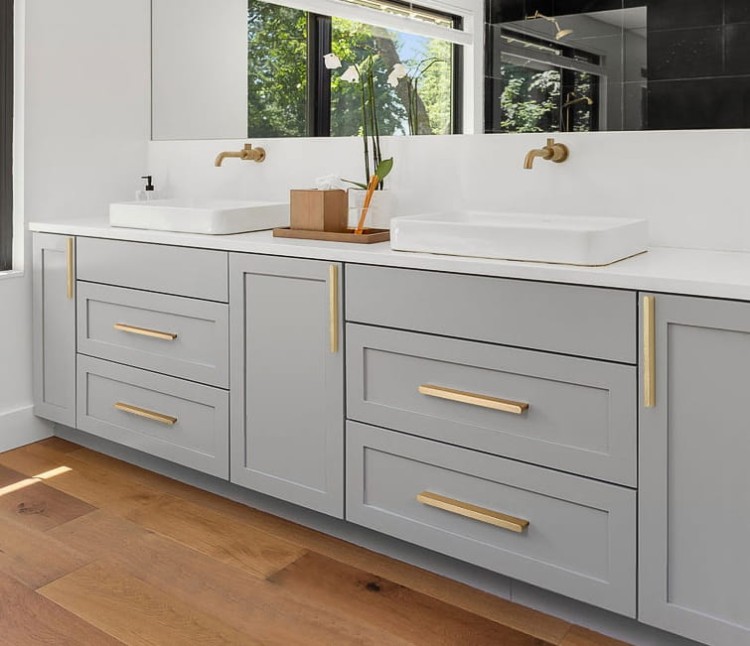 Möbelgriff Avalos – schlichter linearer Griff in Schwarz oder gebürstetem Gold. Modern, erhältlich in 96, 128, 160, 320, 546 und 960 mm – egriffe.at