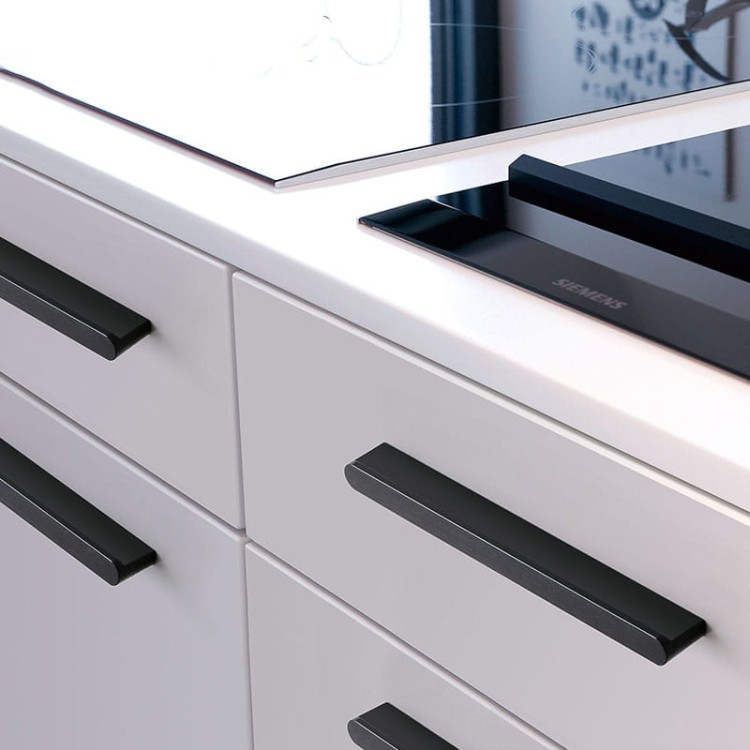 Möbelgriff Avalos – schlichter linearer Griff in Schwarz oder gebürstetem Gold. Modern, erhältlich in 96, 128, 160, 320, 546 und 960 mm – egriffe.at