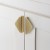 Möbelgriff Mulas – dreieckiger geometrischer Griff in Schwarz oder gebürstetem Gold. Modern und minimalistisch – egriffe.at