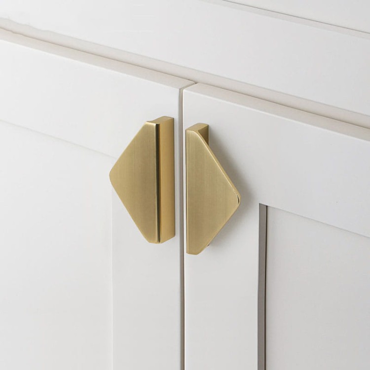 Möbelgriff Mulas – dreieckiger geometrischer Griff in Schwarz oder gebürstetem Gold. Modern und minimalistisch – egriffe.at