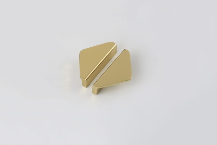 Möbelgriff Mulas – dreieckiger geometrischer Griff in Schwarz oder gebürstetem Gold. Modern und minimalistisch – egriffe.at
