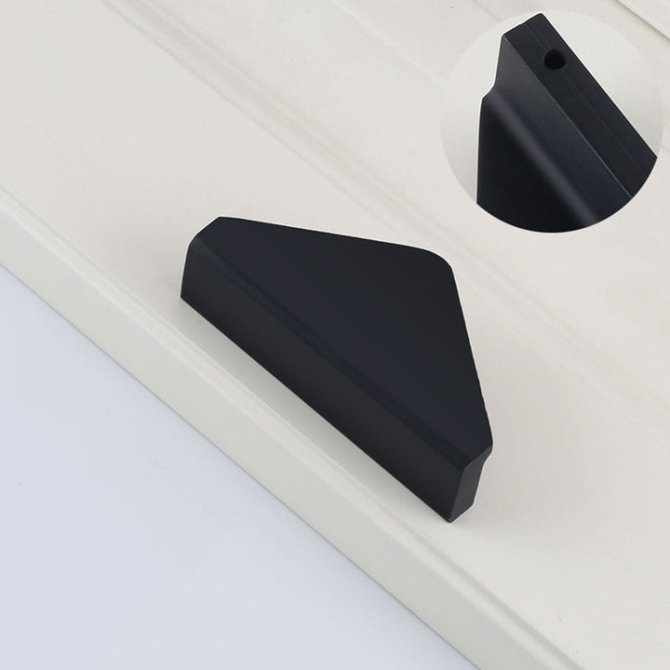 Möbelgriff Mulas – dreieckiger geometrischer Griff in Schwarz oder gebürstetem Gold. Modern und minimalistisch – egriffe.at