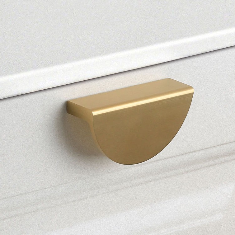 Möbelgriff Gozo – halbrunder dekorativer Griff in Gold, Champagner und Schwarz, erhältlich in 78 mm und 95 mm – egriffe.at