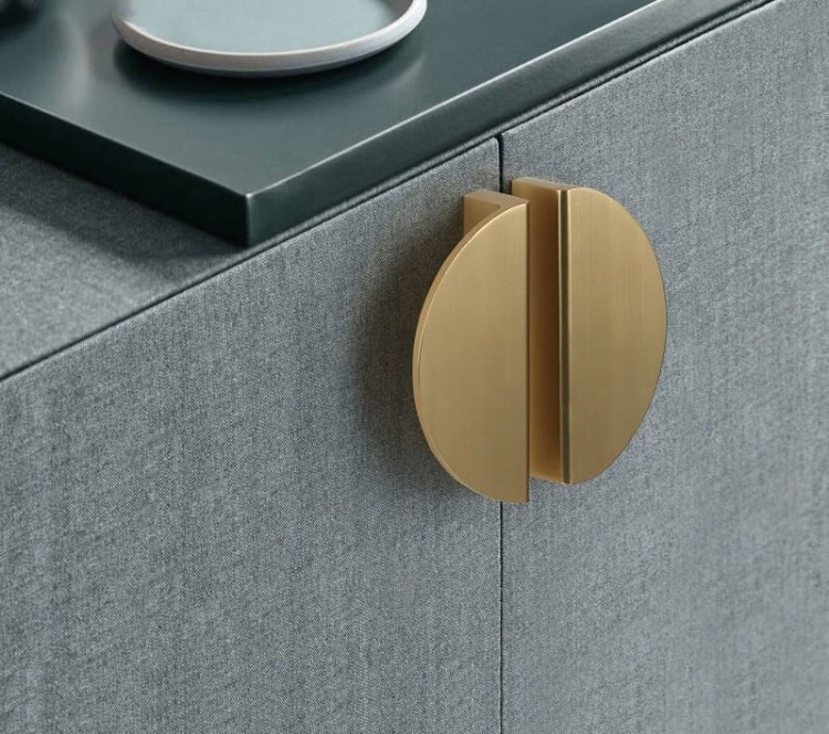 Möbelgriff Gozo – halbrunder dekorativer Griff in Gold, Champagner und Schwarz, erhältlich in 78 mm und 95 mm – egriffe.at